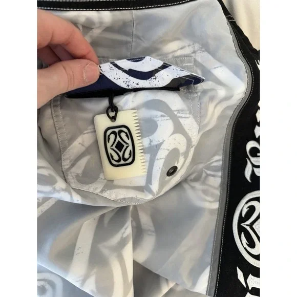 Maui Built Boardshorts Surf Swim Shorts Black/Wihite Logo Print Lace Up Mens 34 - Picture 3 of 10